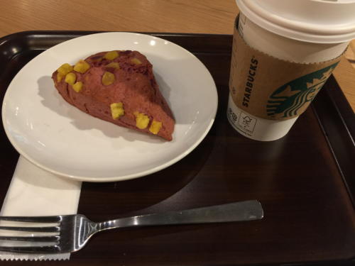 スターバックスのアメリカンスコーンスイートポテト、ドリップコーヒー