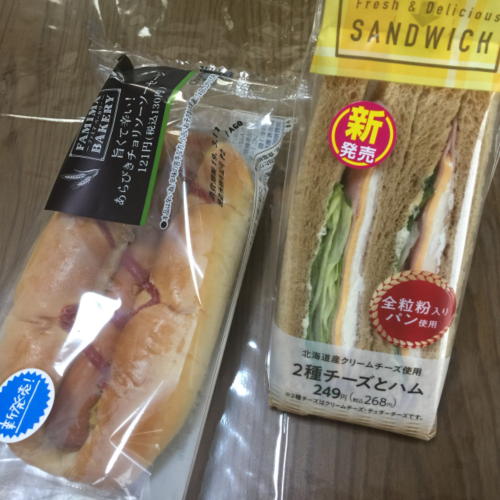 ファミリーマートのあらびきチョリソーソーセージ、全粒粉サンド2種チーズとハム