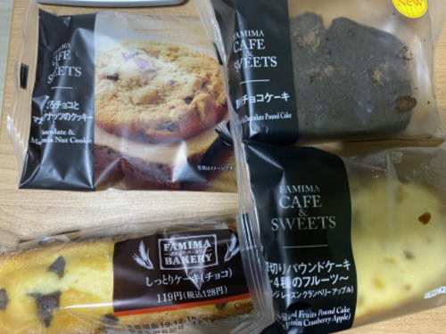 ファミリーマートのチョコマカダミアクッキー、しっとりケーキチョコ、厚切りチョコケーキ、厚切りバウンドフルーツケーキ