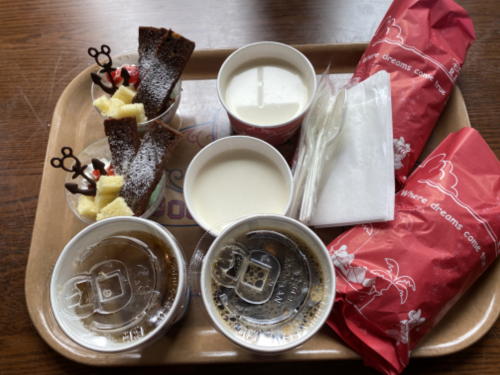 東京ディズニーシー ドックサイドダイナーのローストビーフサンド　スープ＆デザートセット、ティラミスクッキーアイス