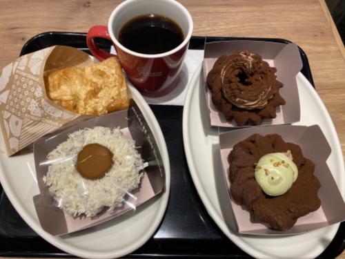 ミスタードーナツのブレンドコーヒー、ピスタージュ、ノワドココ、トリオレシヨコラ、とろーり4種のチーズパイ